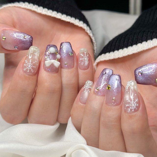 2025最新】ふわりと指先に舞い降りる♡控えめ雪の結晶ネイル|人気