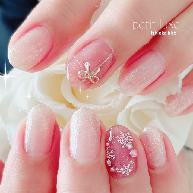 2025最新】ふわりと指先に舞い降りる♡控えめ雪の結晶ネイル|人気