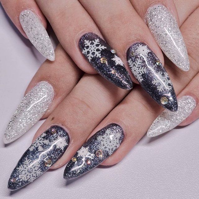 2025最新】冬本番の景色を指先に♡降り積もる雪の結晶ネイル|人気