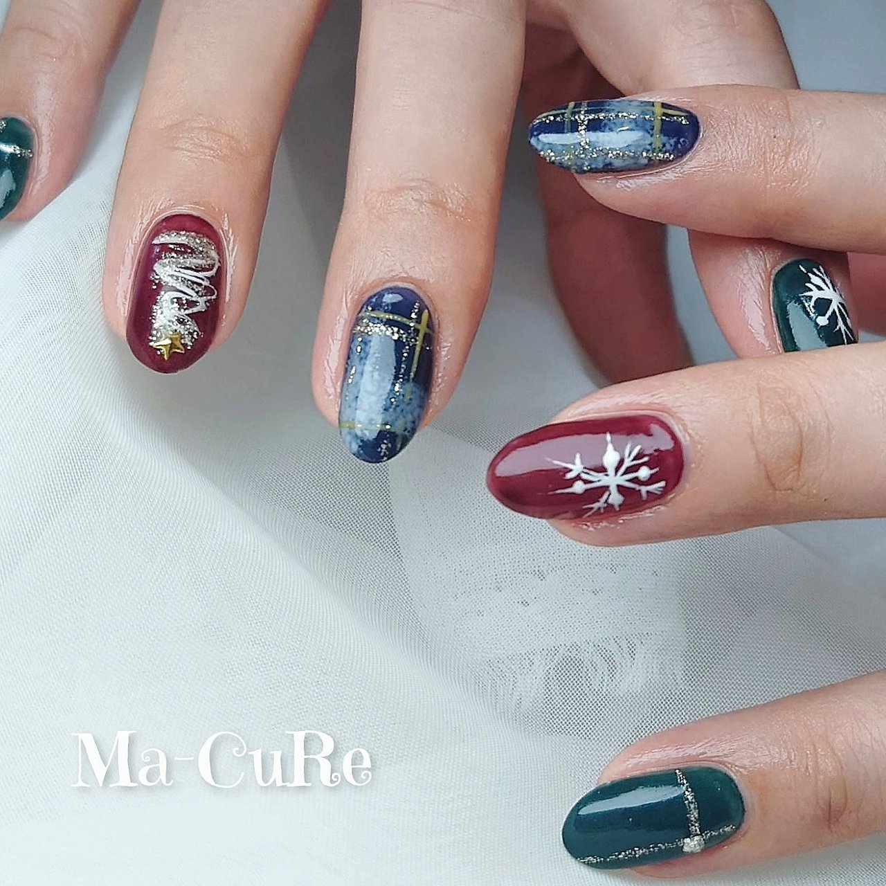クリスマスネイルネイビー 雪ネイルデザイン ネイビーカラーのキラキラ 