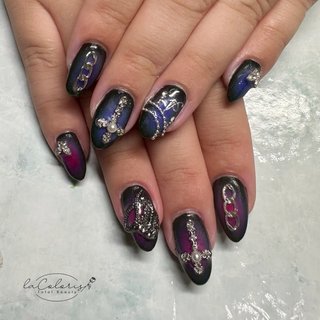 ジェルネイルチップ　グリーン✕黒　チェーン　クラウン　蝶々　縦グラデ おすすめ順｜チェーン(ネックレス)/蝶々のネイルデザイン｜ネイルブック