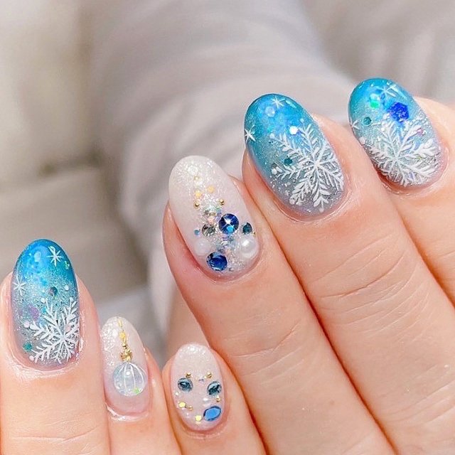2025最新】冬本番の景色を指先に♡降り積もる雪の結晶ネイル|人気