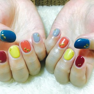 新色5色ネイル✨✨✨ 最近入荷したカラー5色を、贅沢に全て使っちゃいました😊🎶 和テイストにも感じたので、スタッズで市松模様にしてみました👘💡 いつもステキなデザインをありがとうございます💕
 kanae

#ワンカラーネイル 
#カラフルネイル 
#市松模様
#和ネイル
#ネコネイル 
#ネコネイル札幌 
#nekonail 
#nekonail札幌 
#札幌大通 
#札幌ネイル
#大通ネイル 
#札幌ジェルネイル
#大通ジェルネイル
#ジェルネイル
#ネイル #お正月 #成人式 #浴衣 #女子会 #ハンド #ワンカラー #ショート #レッド #オレンジ #イエロー #ジェルネイル #お客様 #nekonail #ネイルブック