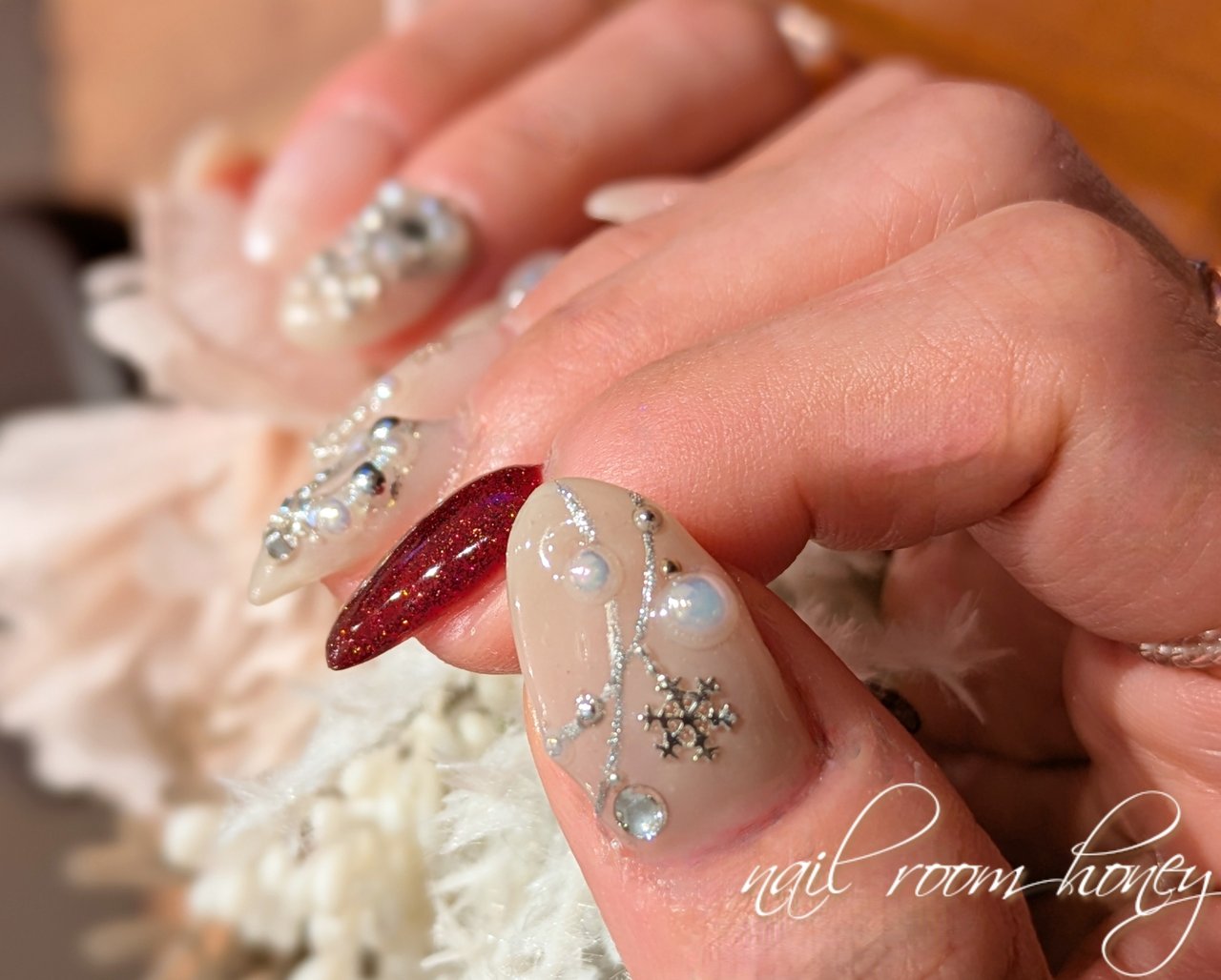 冬/クリスマス/ハンド/ビジュー/3D - nailroomhoneyのネイルデザイン 