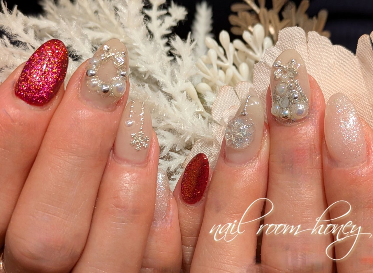 冬/クリスマス/ハンド/ビジュー/3D - nailroomhoneyのネイルデザイン 