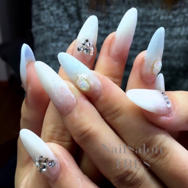 ハンド グラデーション ビジュー ロング ホワイト Nailsalontresのネイルデザイン No ネイルブック