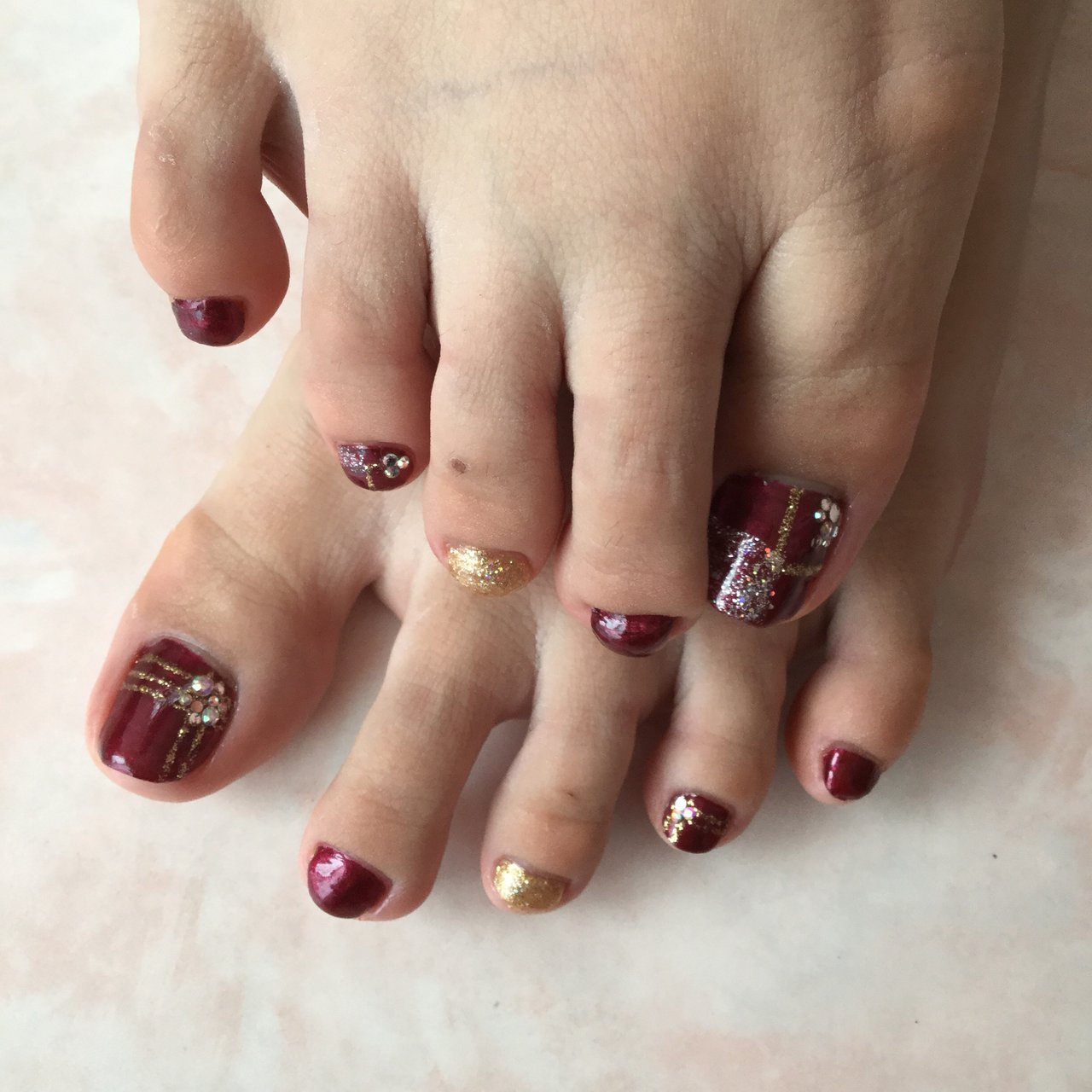 オールシーズン フット ラメ ショート レッド Nailsalonroseのネイルデザイン No ネイルブック