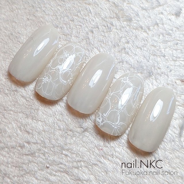 2026最新】今年のトレンドカラー「クラウドダンサー」で作るピュア