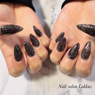 ブラックラメのネイルデザイン｜ネイルブック