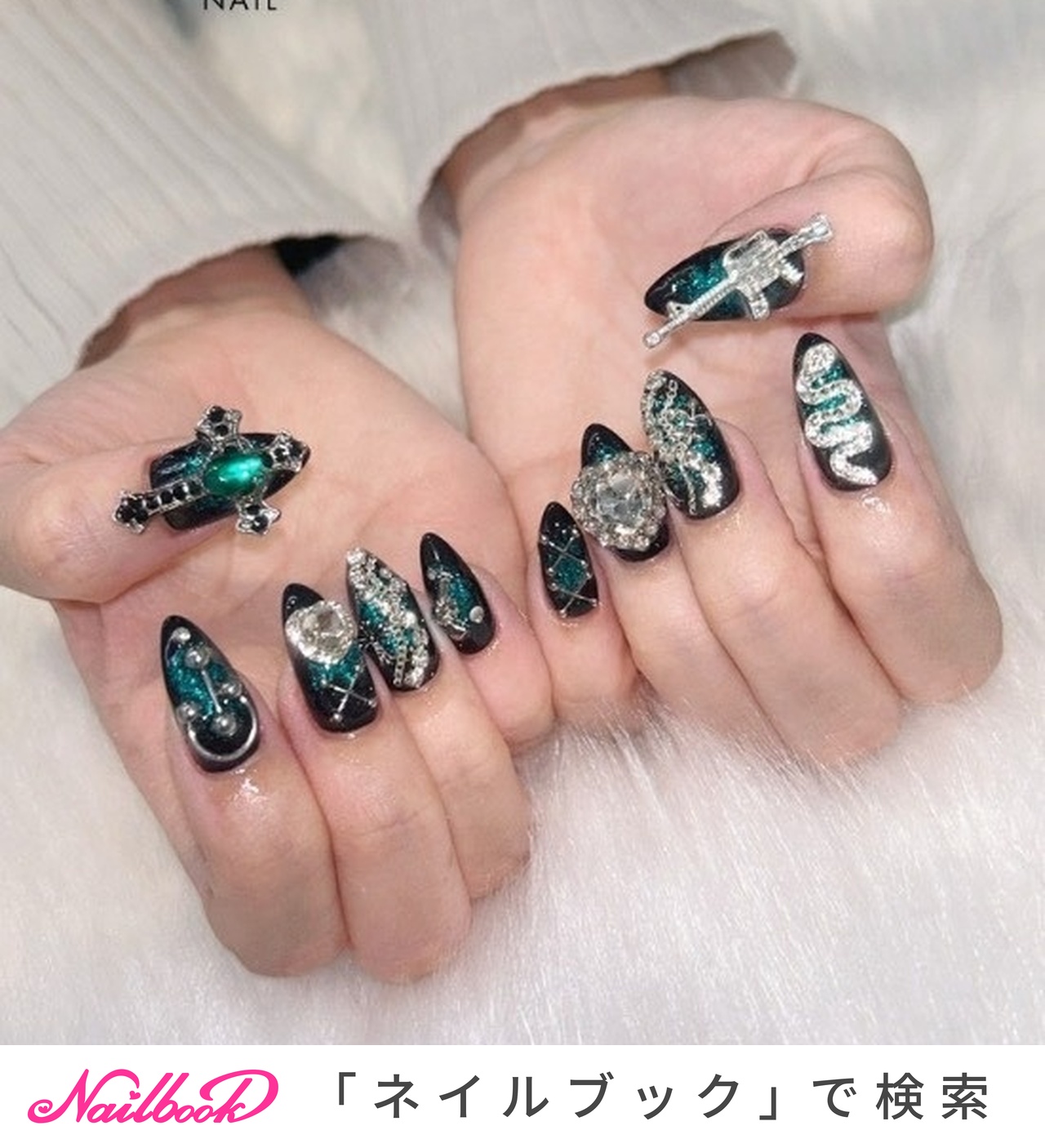 ジェルネイルチップ　グリーン✕黒　チェーン　クラウン　蝶々　縦グラデ チェーン/グリーン/#パーツネイルのネイルデザイン｜ネイルブック