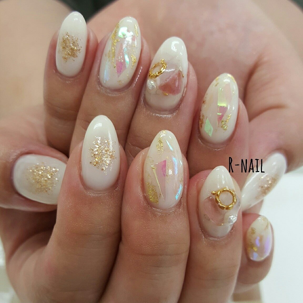 オールシーズン ハンド ホワイト ゴールド R Nailのネイルデザイン No 2803102 ネイルブック
