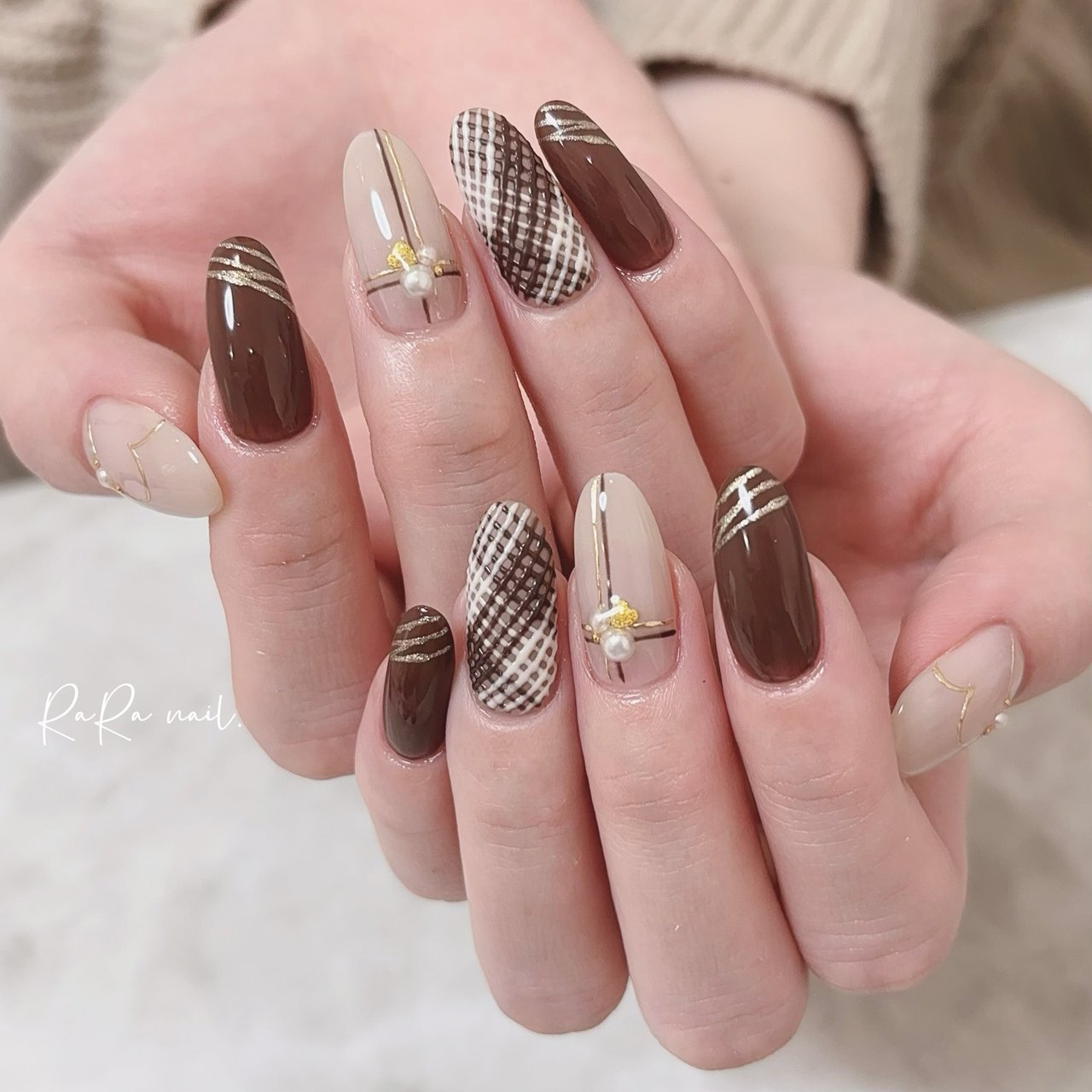 ブラウン　ツイードネイル　ハートネイル　ミラーネイル バレンタイン/ハンド/ハート/ミラー/ブラウン - RaRa Nailのネイル