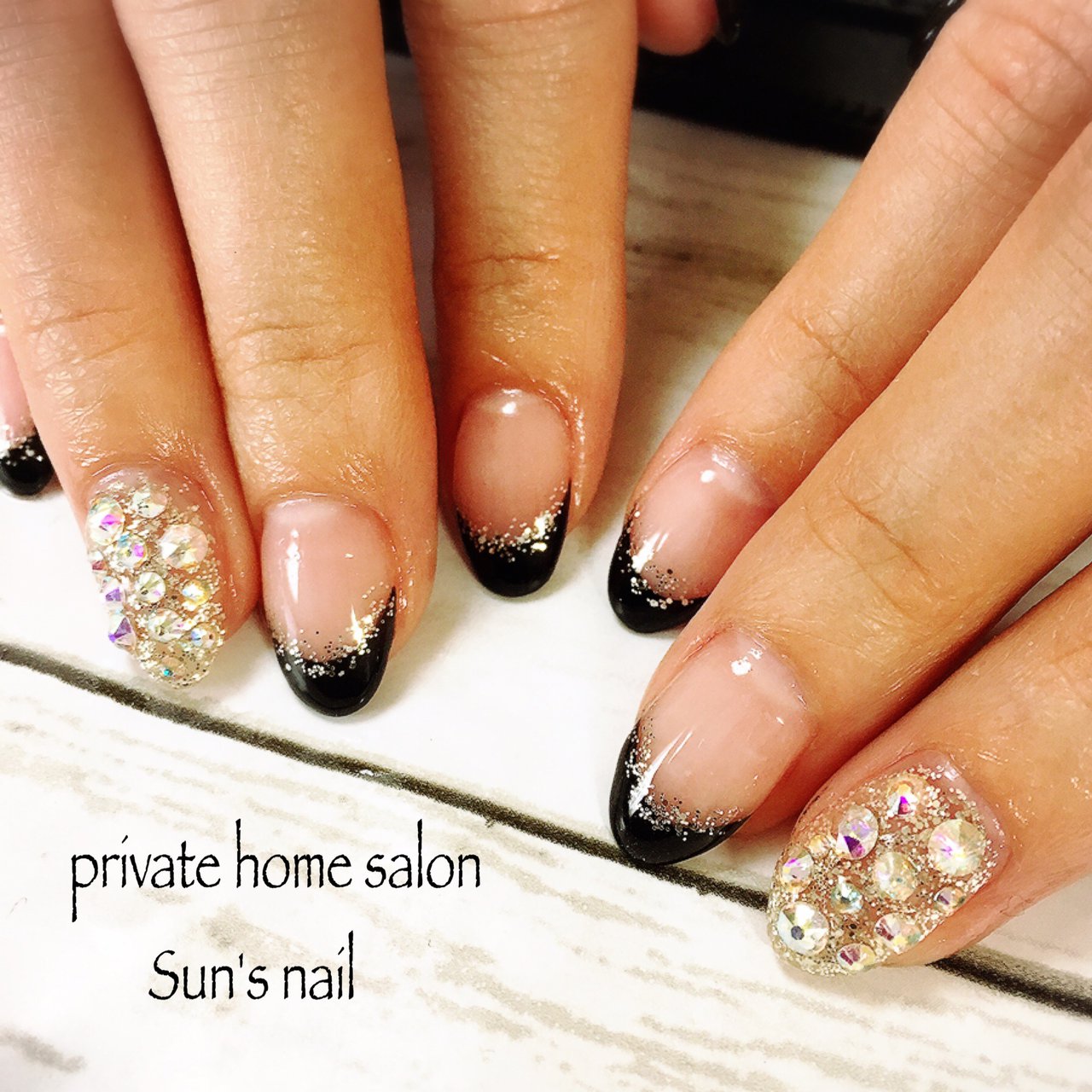 オールシーズン ハンド シンプル フレンチ ビジュー Sun Snailのネイルデザイン No ネイルブック