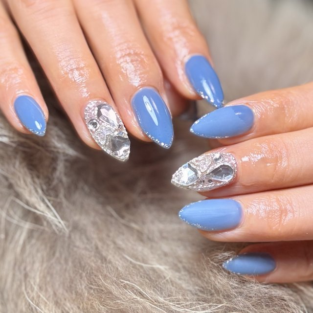 ネイルで楽しむ今日の色】2/21はヘブンリーブルー！一面に広がる青い