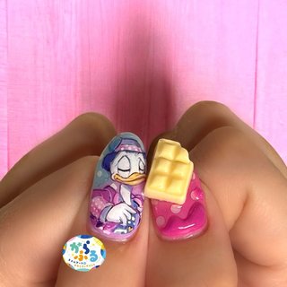 ドナルドダックネイルのネイルデザイン｜ネイルブック