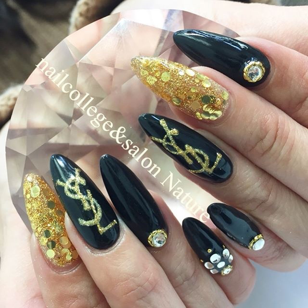 オールシーズン ハンド ミディアム ブラック ゴールド Naturenailのネイルデザイン No ネイルブック