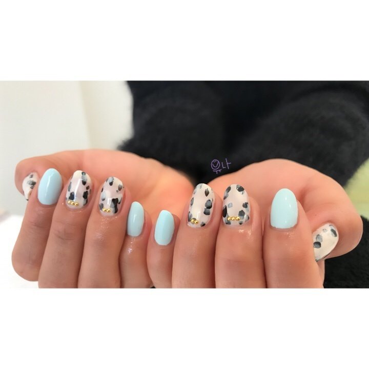 ハンド ミディアム ホワイト ブルー アースカラー Yunaのネイル