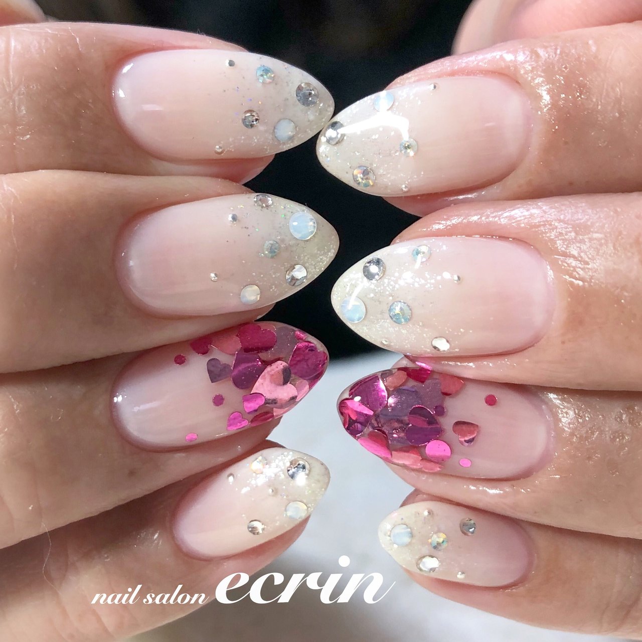 グラデーション ハート ミディアム ホワイト Nail Ecrinのネイル