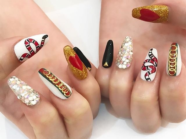 冬 ハンド ビジュー ブランド柄 ロング Nailsgogo Shibuya Nailsalonのネイルデザイン No ネイル ブック