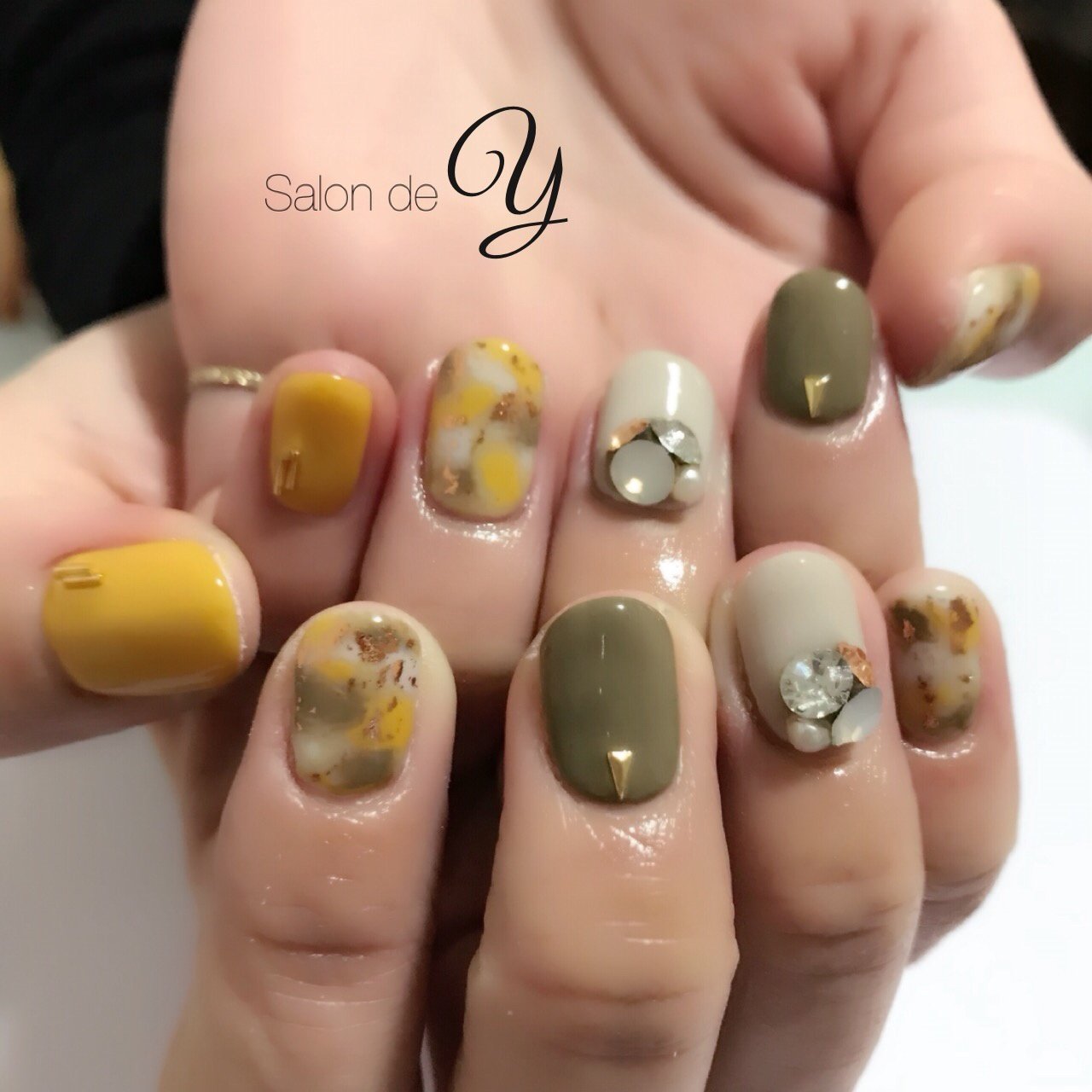 秋 オールシーズン ハンド ワンカラー ビジュー Yukari Nail By Lili のネイルデザイン No ネイルブック