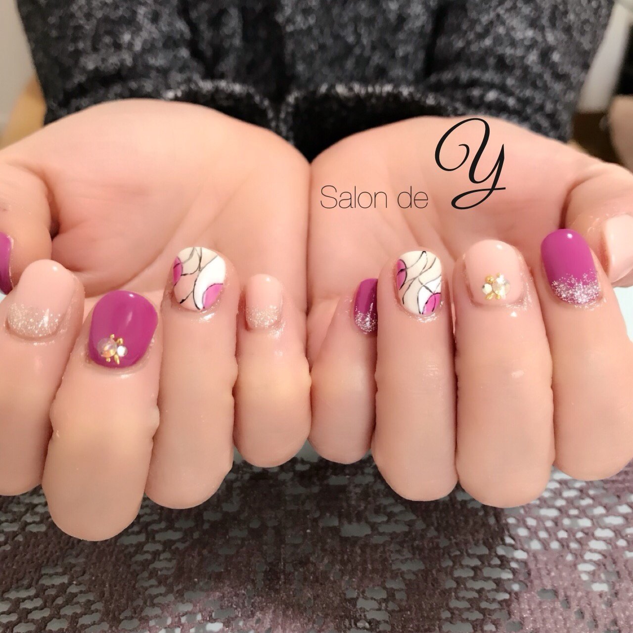 冬 オールシーズン バレンタイン ハンド ラメ Yukari Nail By Lili のネイルデザイン No ネイルブック