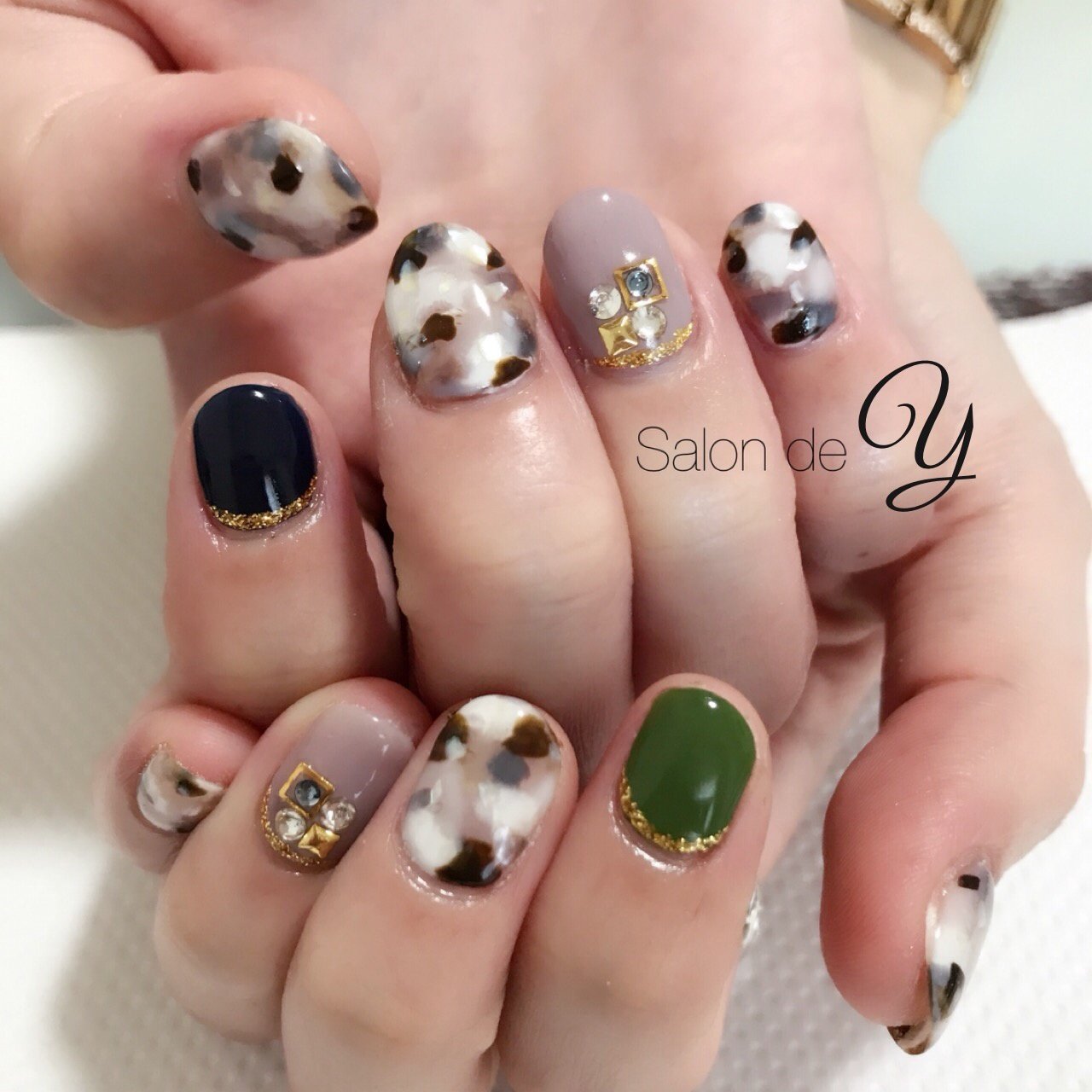 秋 冬 ハンド ワンカラー べっ甲 Yukari Nail By Lili のネイルデザイン No ネイルブック