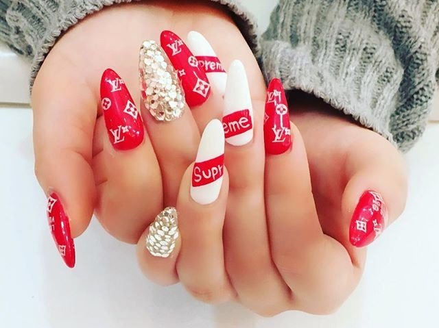 卒業式 ハンド ブランド柄 ロング レッド Nailsgogo Shibuya Nailsalonのネイルデザイン No ネイル ブック