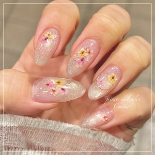 clear flower gold✩︎‧₊ぷっくりデザイン＊ 押し花/クリア/ゴールドのネイルデザイン｜ネイルブック