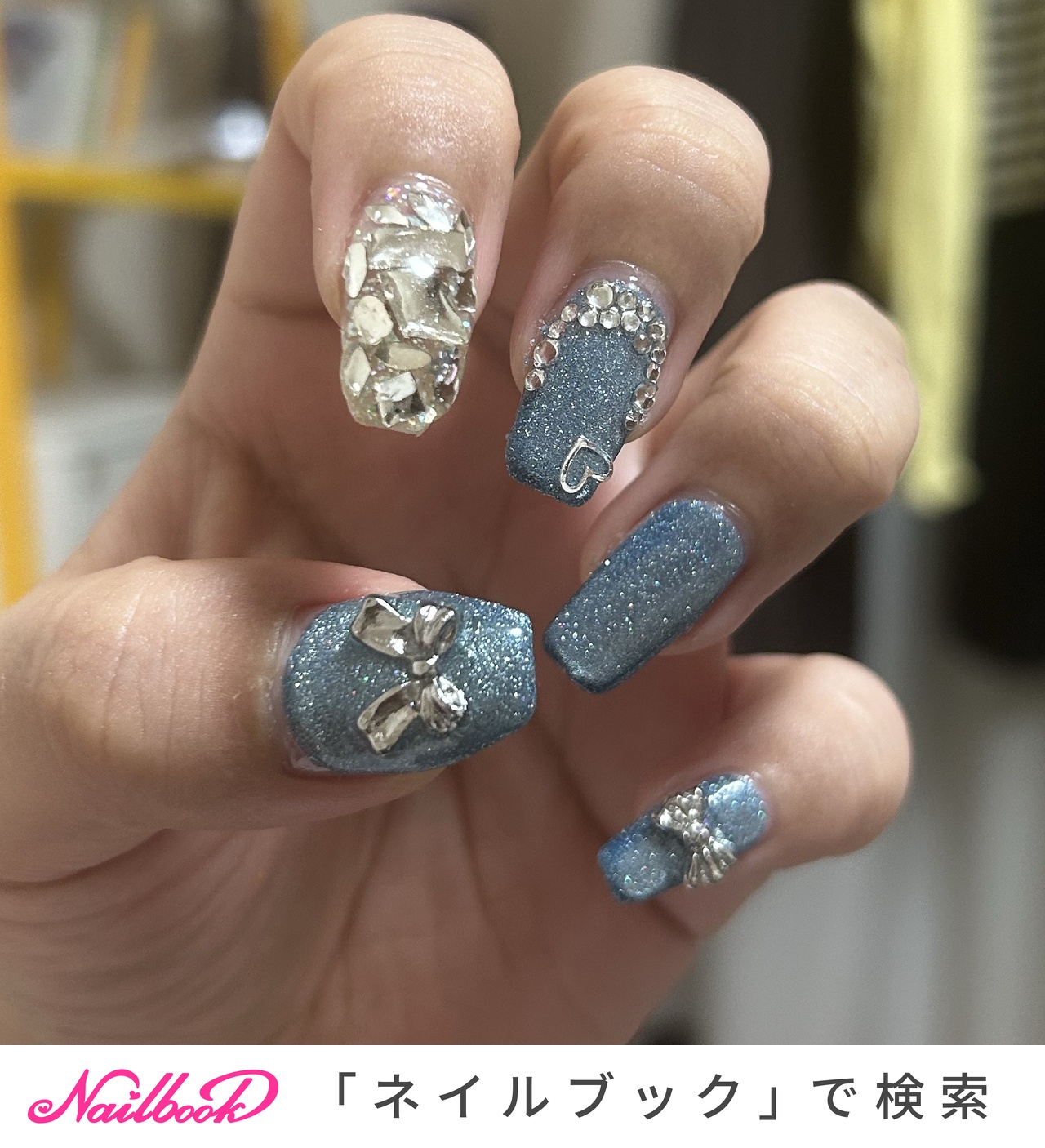 ネイルチップNo.987水色ミラーネイル ストーン埋めつくし 雪の結晶 水色/#ストーン埋め尽くしのネイルデザイン｜ネイルブック