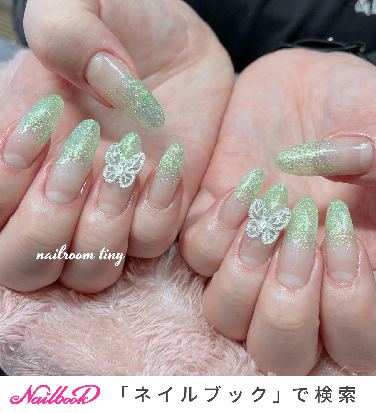 ジェルネイルチップ グリーン✕黒 チェーン クラウン 蝶々 縦グラデ