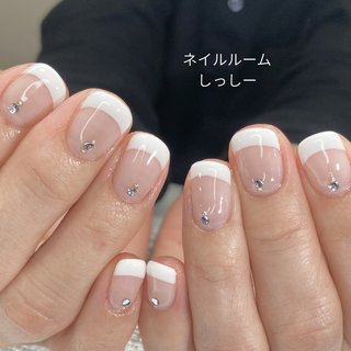 フレンチネイル(フレンチ)/ぷっくりフラワーのネイルデザイン｜ネイル