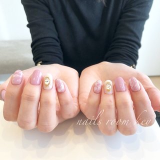 マーブルブローチネイルのネイルデザイン ネイルブック
