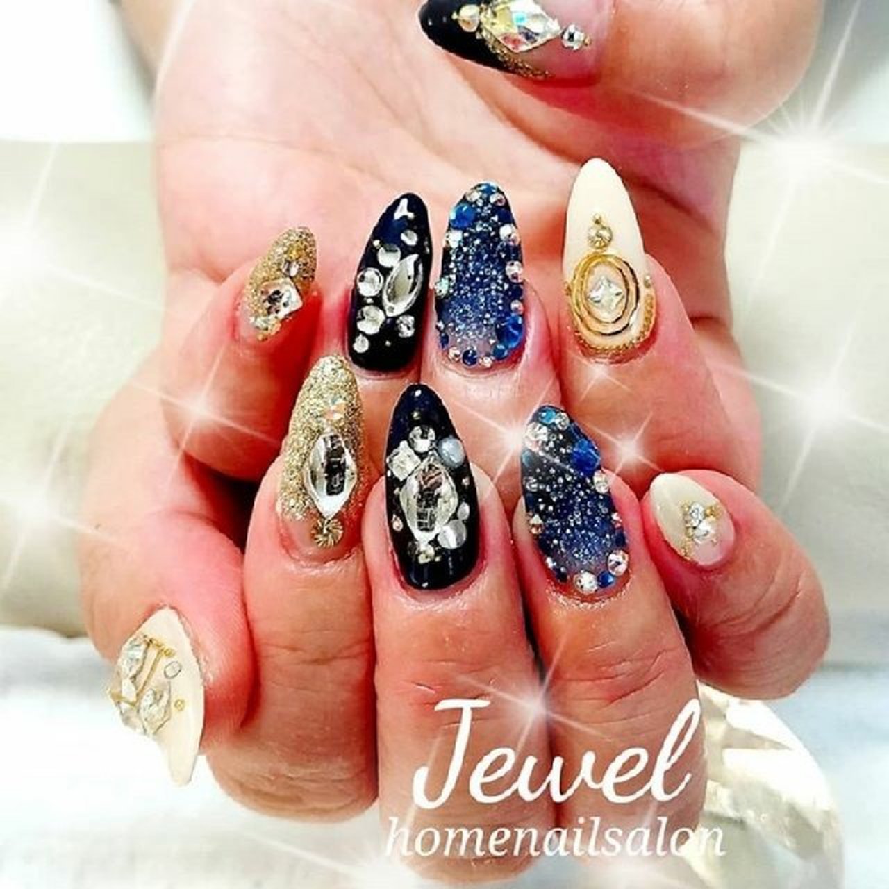 フレンチ ビジュー ラメ ホワイト ネイビー Nailst Rのネイルデザイン No ネイルブック