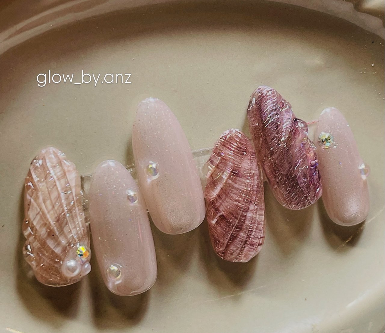 夏/ハンド/シェル/ぷっくり/キラキラ - glow_by.anzのネイルデザイン