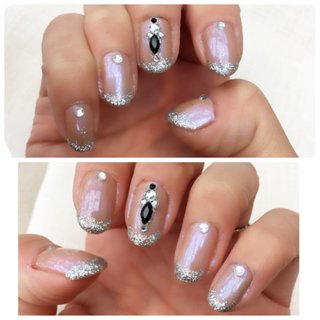 party nail ベースカラーにNAIL HOLIC (BE301)を塗り、
その上にACネイルエナメルM (125 ギャラクシーホワイト)を重ね塗る。
爪先にクリアのポリッシュを塗り、
乾く前にシルバーのラメを乗せていきフレンチを作る。
両中指のセンターに100均のデコレーション済みストーンをのせ、他の指には根元中央にシルバーラインストーンを一粒ずつのせ完成。
ベースカラーにギャラクシーホワイトを重ねたことにより、光の入り方でニュアンスが変わります。
今回は結婚式の参列があったのでドレススタイルに合うような仕上がりにしました。
#ハンド #女子会 #ビジュー #パーティー #ラメ #ニュアンス #マニキュア #セルフネイル #ストーン #偏光パール #100均ネイル #オトナネイル #簡単 #セルフ #シンプル #オールシーズン #フレンチ #フェミニン #ドレススタイル #結婚式 #オールシーズン #ブライダル #パーティー #女子会 #ハンド #シンプル #フレンチ #ビジュー #ラメ #ニュアンス #ミディアム #ベージュ #シルバー #メタリック #マニキュア #セルフネイル #10305 #ネイルブック