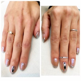 party nail ベースカラーにNAIL HOLIC (BE301)を塗り、
その上にACネイルエナメルM (125 ギャラクシーホワイト)を重ね塗る。
爪先にクリアのポリッシュを塗り、
乾く前にシルバーのラメを乗せていきフレンチを作る。
両中指のセンターに100均のデコレーション済みストーンをのせ、他の指には根元中央にシルバーラインストーンを一粒ずつのせ完成。
ベースカラーにギャラクシーホワイトを重ねたことにより、光の入り方でニュアンスが変わります。
今回は結婚式の参列があったのでドレススタイルに合うような仕上がりにしました。
#ハンド #女子会 #ビジュー #パーティー #ラメ #ニュアンス #マニキュア #セルフネイル #ストーン #偏光パール #100均ネイル #オトナネイル #簡単 #セルフ #シンプル #オールシーズン #フレンチ #フェミニン #ドレススタイル #結婚式 #オールシーズン #ブライダル #パーティー #女子会 #ハンド #シンプル #フレンチ #ビジュー #ラメ #ニュアンス #ミディアム #ベージュ #シルバー #メタリック #マニキュア #セルフネイル #10305 #ネイルブック