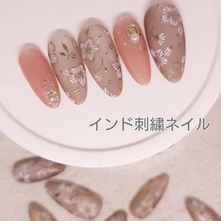 サイズオーダー　ネイルチップ　フラワーネイル　マグネット　ベージュ　キラキラ フラワー/ベージュ/マグネットネイルのネイルデザイン｜ネイルブック
