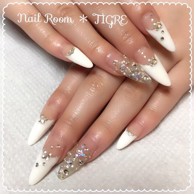 ハンド フレンチ グラデーション ラメ ビジュー Nail Tigreのネイルデザイン No ネイルブック