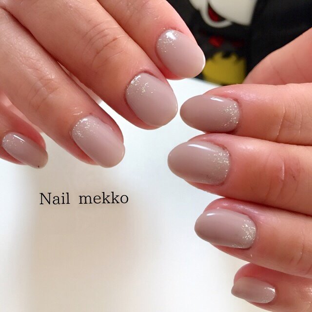 シンプル ラメ ワンカラー ベージュ グレージュ Nail Mekkoのネイルデザイン No ネイルブック