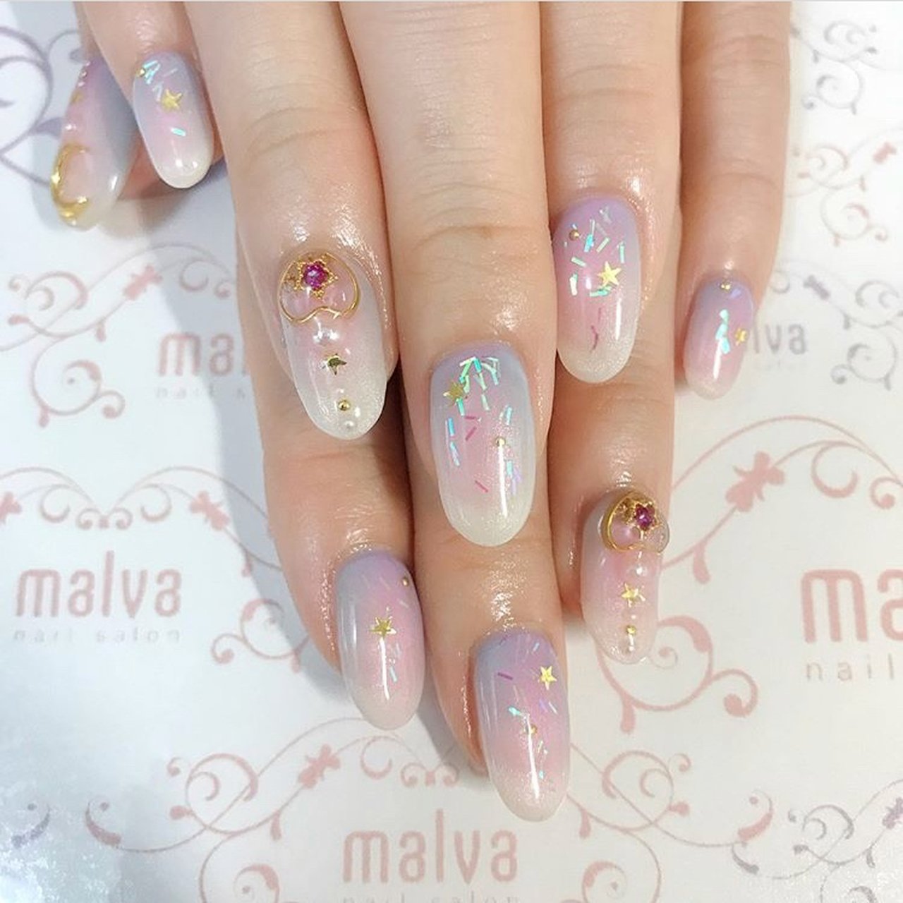 春 オールシーズン ハンド グラデーション ハート Nailsalon Malva 原宿店のネイルデザイン No ネイルブック