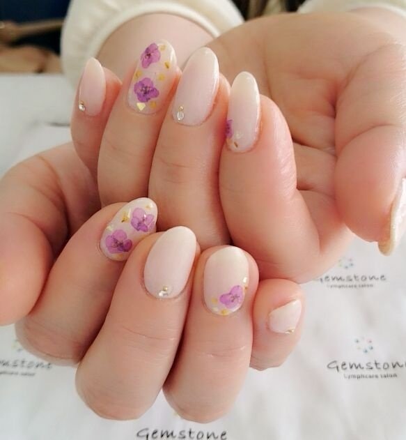 ハンド ワンカラー フラワー 押し花 ベージュ Luft Nail Foot Salonのネイルデザイン No ネイルブック