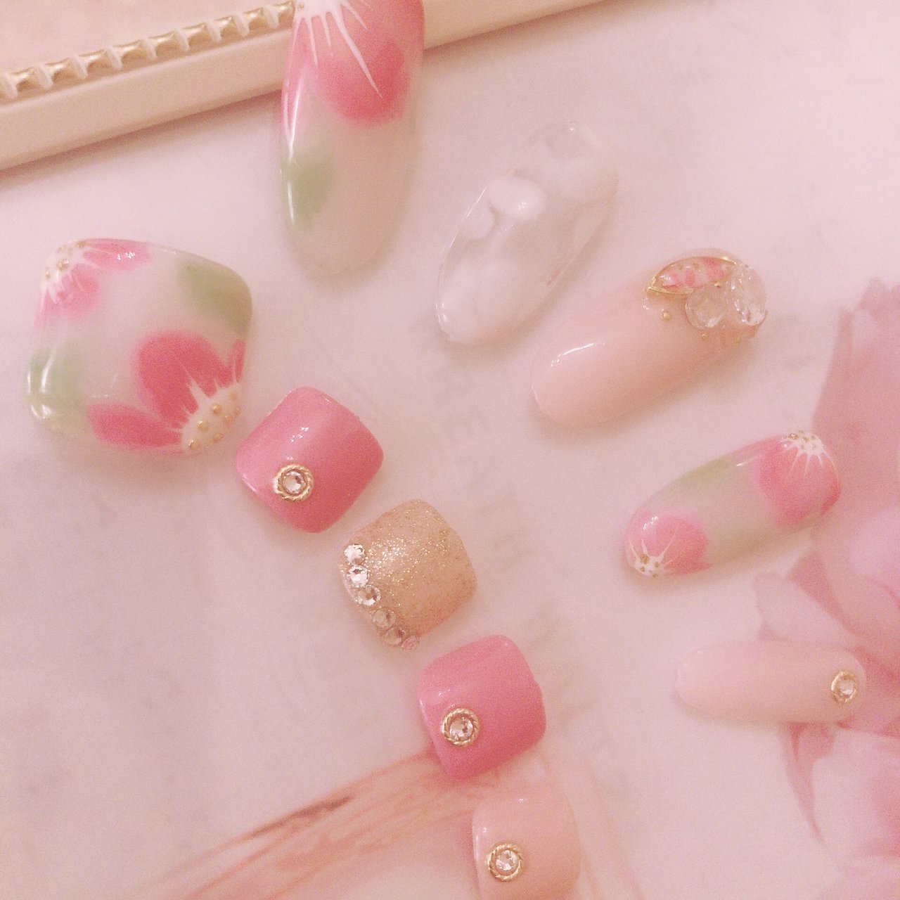 フラワー ミディアム ジェル ネイルチップ Maison De Nail Jolie Jolie のネイルデザイン No ネイルブック