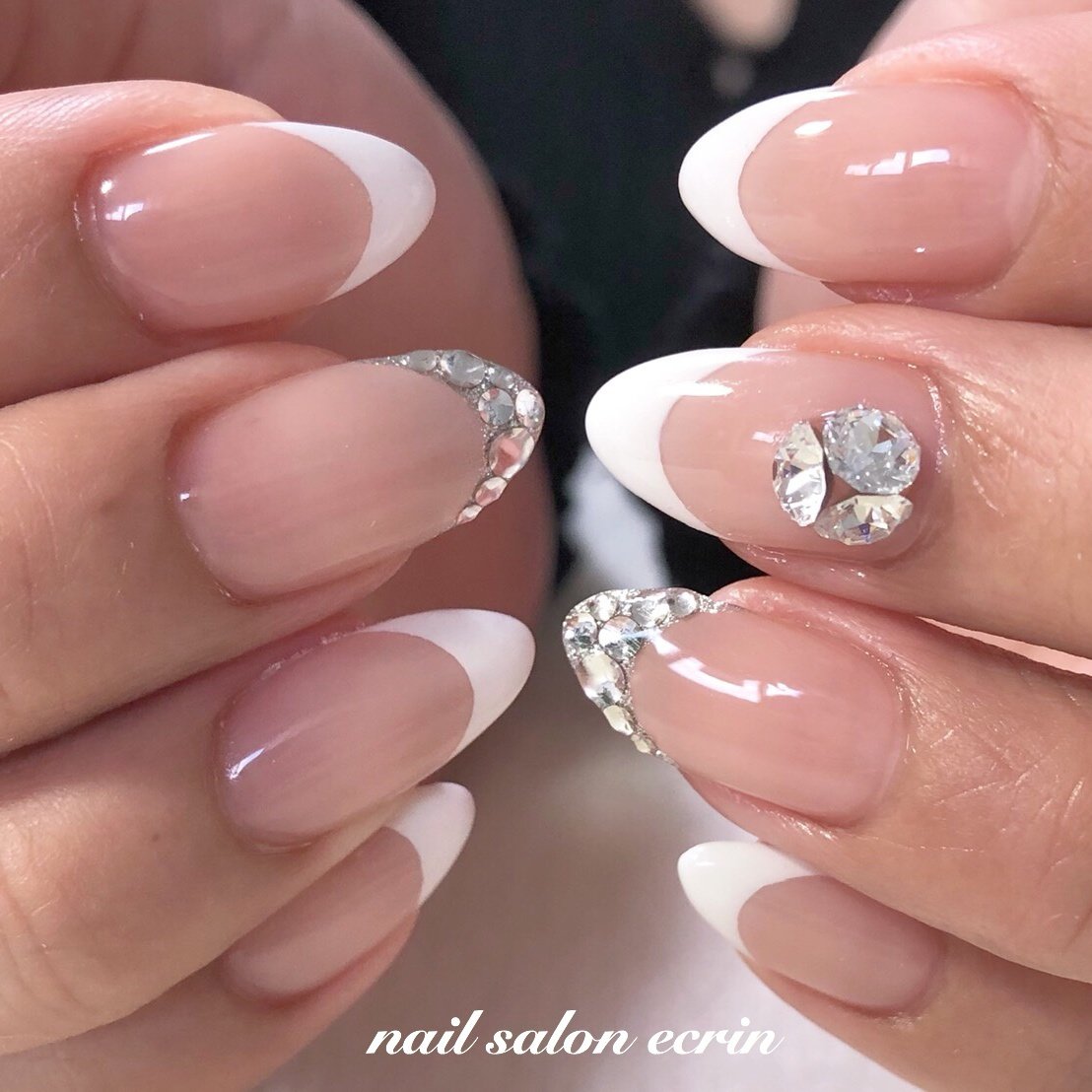 フレンチ ビジュー ミディアム ホワイト ベージュ Nail Ecrinのネイルデザイン No 2985500 ネイルブック