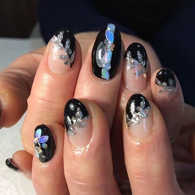 フレンチ 変形フレンチ ラメ ビジュー ブラック Nail Salon Curearsのネイルデザイン No 3008880 ネイルブック