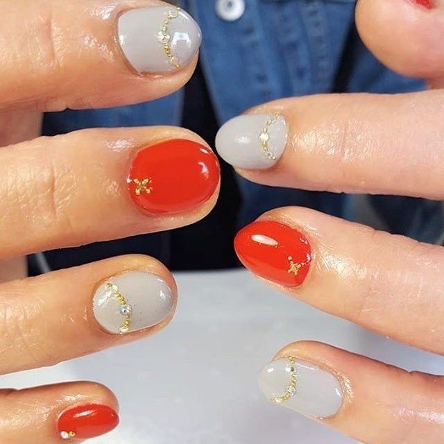 シンプル ワンカラー ビジュー レッド グレー Nail Salon Curearsのネイルデザイン No 300 ネイルブック