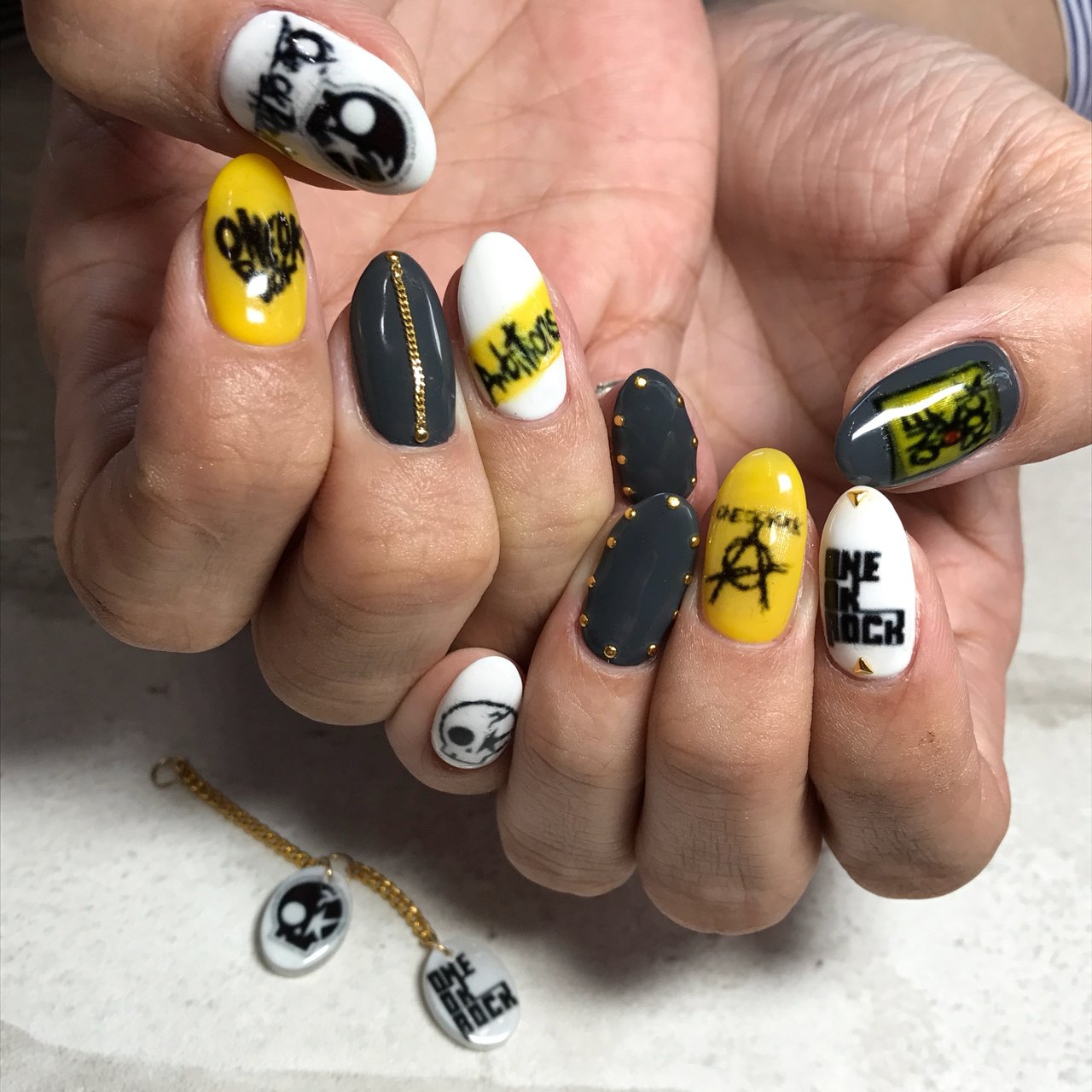 ハンド 痛ネイル ホワイト イエロー ブラック Studio Muu Nail 鹿倉 睦のネイルデザイン No ネイルブック