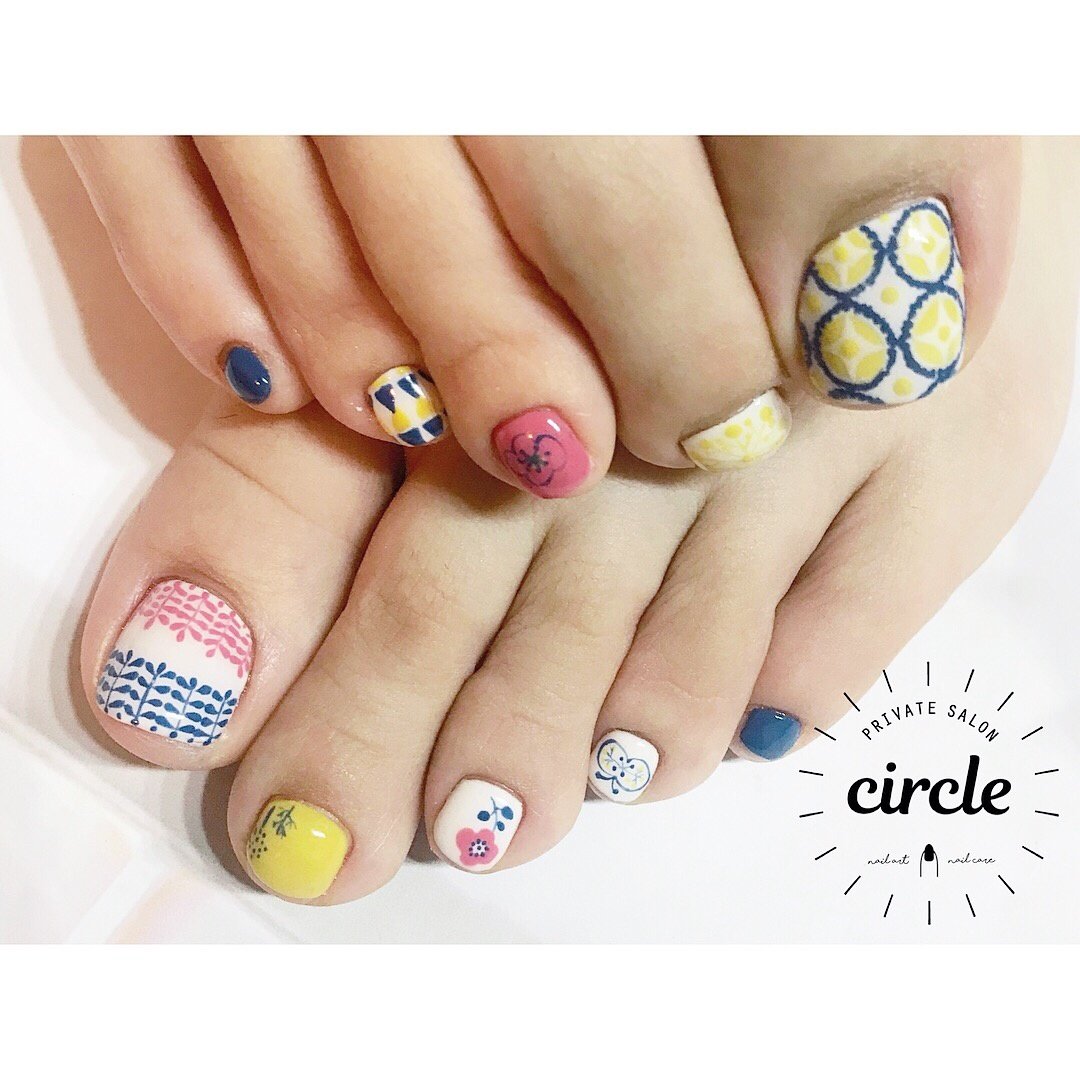 フット ホワイト イエロー ネイビー ジェル Circle Nailのネイルデザイン No ネイルブック