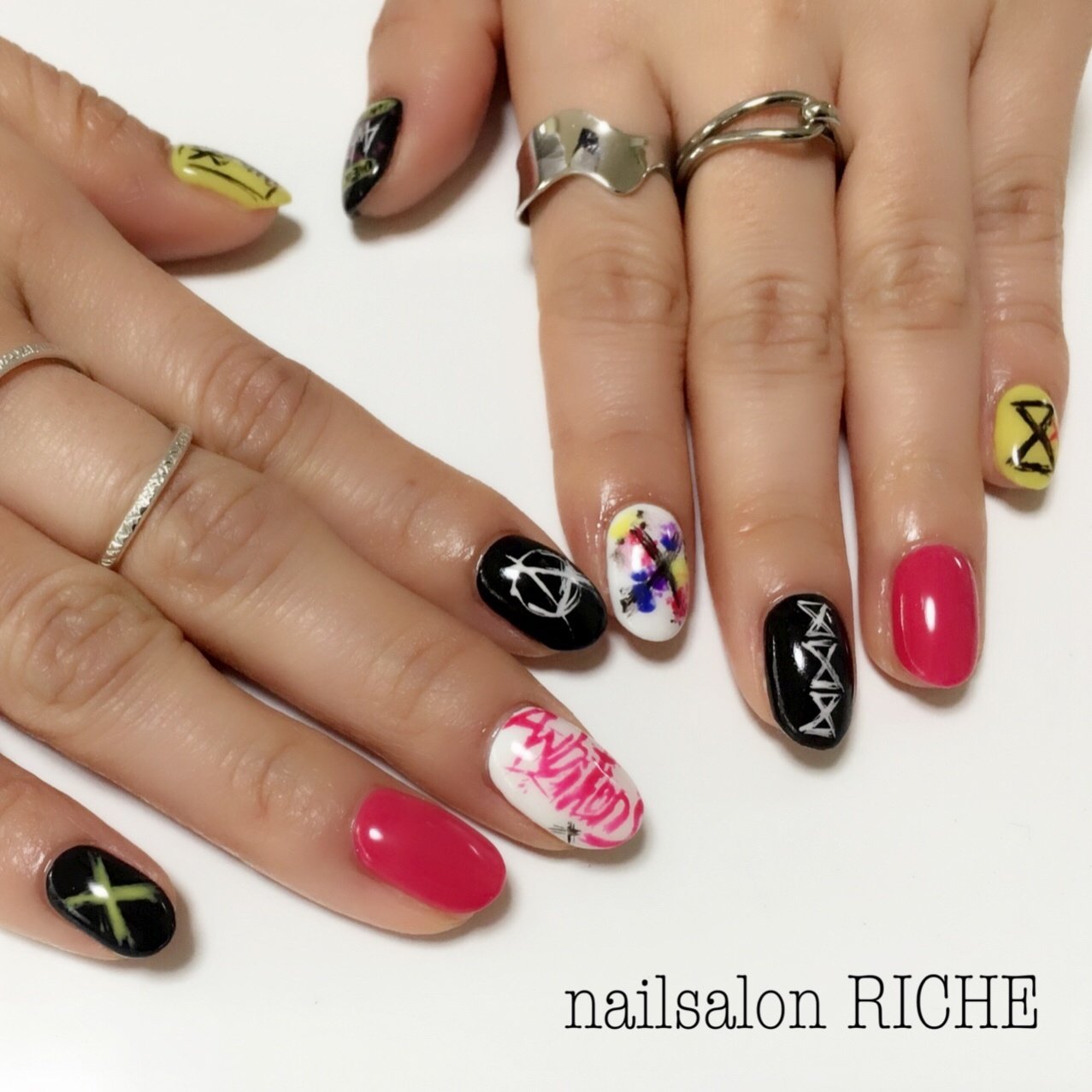 ライブ ハンド イニシャル ミディアム イエロー Nailsalon Richeのネイルデザイン No ネイルブック