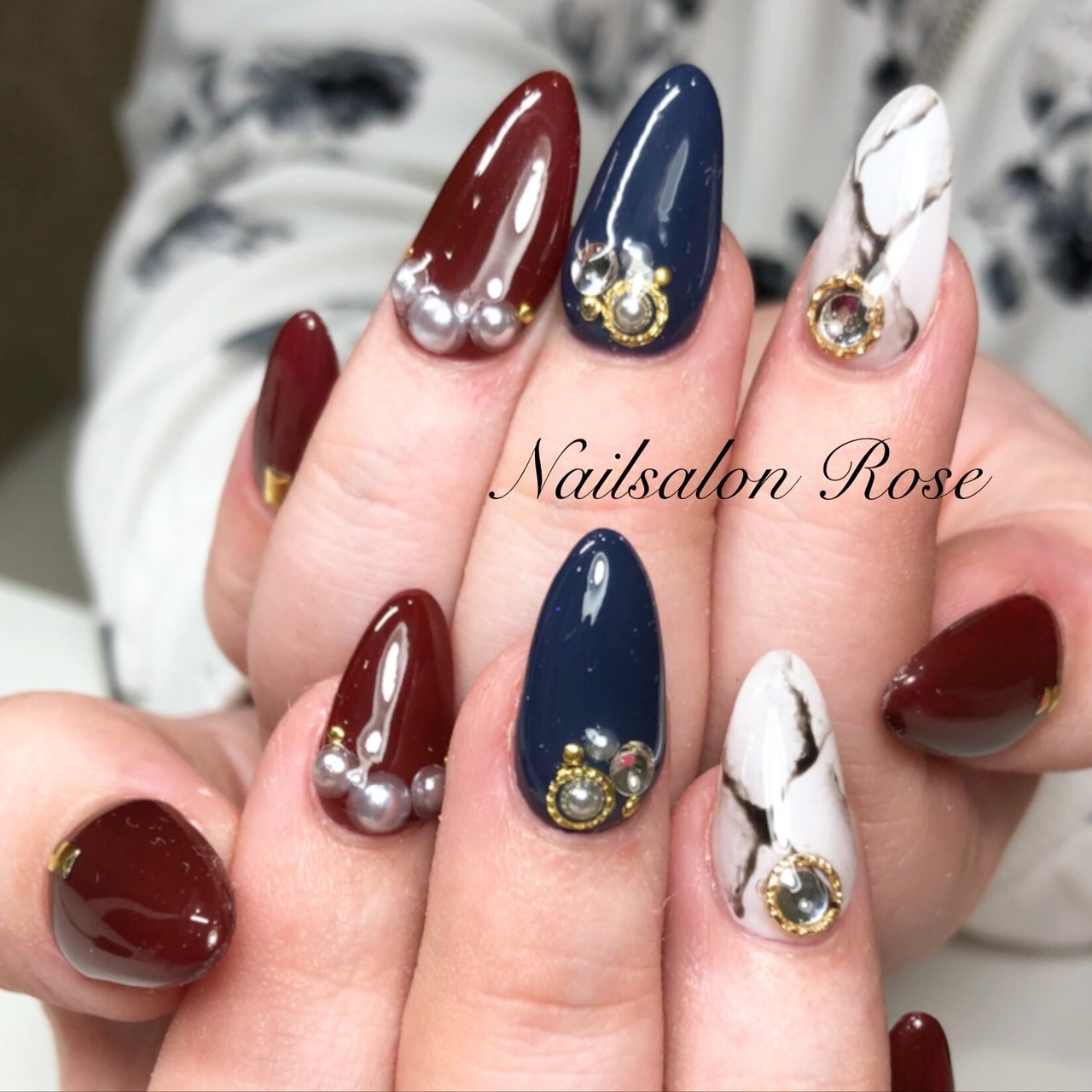 ビジュー パール 大理石 ネイビー ボルドー Nailsalon Roseのネイルデザイン No ネイルブック