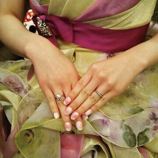先日#ブライダル の#オーダーチップ をお作りしたお客様が#結婚式 だったそうで、 『ネイル大好評でした！』と、ドレスと一緒の写真を送ってくださいました🔔
黄色の#ウェディングドレス 素敵ですね♡
・
https://nailbarvirago.jimdo.com/
・
#nailbarvirago #大分市ネイルサロン #大分ネイルサロン #ネイル #ネイルケア #ブライダルネイル #大人ネイル #シニアネイル #お客様ネイル #大分市わさだ #70代のお客様 も #40代ネイリスト #ジェルネイル #上品ネイル #パラジェル #リクライニングソファ #大人女性ネイル #ネイルブック #付け爪 #ご結婚おめでとうございます #オールシーズン #ブライダル #パーティー #デート #ハンド #ビジュー #フラワー #パール #大理石 #大人 #ショート #ホワイト #ピンク #ゴールド #ジェルネイル #お客様 #nail_bar_virago #ネイルブック